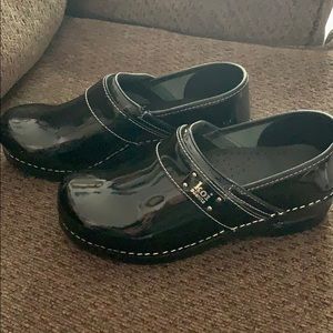 Koi Sanita-Black patent clog (Nursing) Size 38